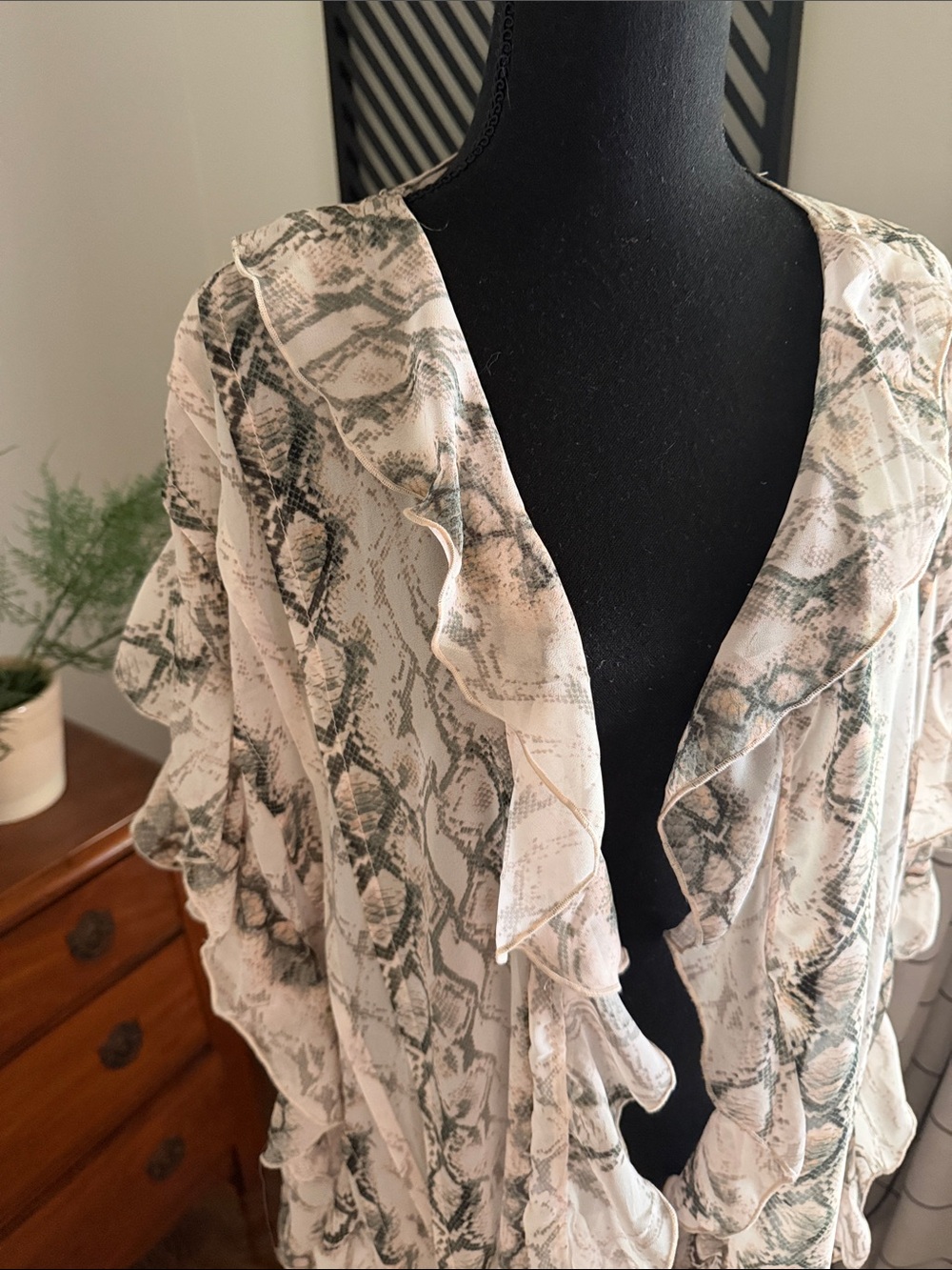 DAVI & DANI Neutral Snake-Print Ruffle Kimono medium - Picture 2 of 13